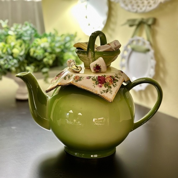 ROYAL ALBERT, OLD COUNTRY ROSES TEAPOT. APPLE GREEN TEAPOT - Picture 1 of 15